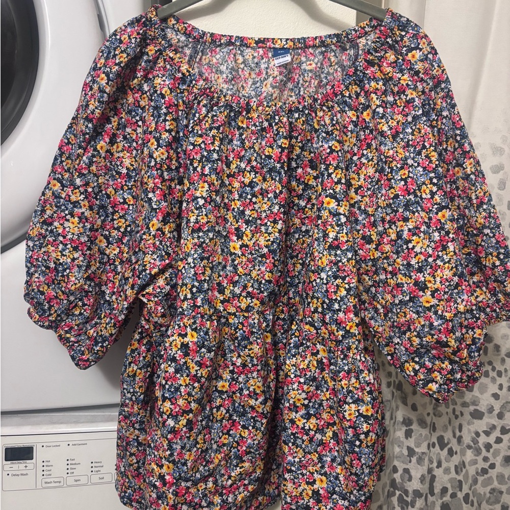 Old Navy Floral Women's Top with puffy sleeves